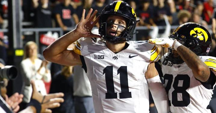 'I can’t hear you': Iowa quarterback Mark Gronowski settles in at right time for Hawkeyes