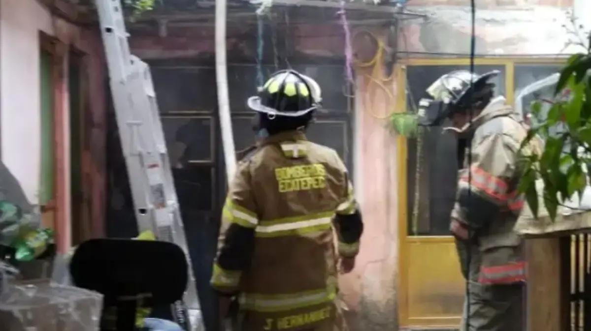 Policías de Ecatepec rescatan a un adulto mayor durante incendio en Xalostoc