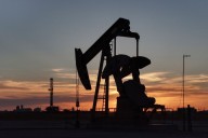 Analysis-Cuts to US oil jobs and spending threaten output growth