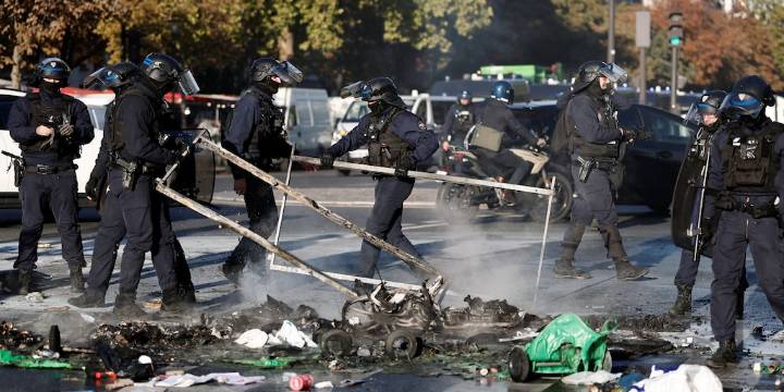 Tensión en Francia: bloqueos, barricadas y enfrentamientos en el arranque de las protestas contra el ajuste económico