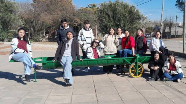 Estudiantes de una escuela de Nueva Galia diseñaron un comedero móvil