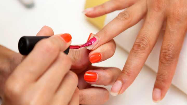 La UE prohíbe dos sustancias presentes en esmaltes y geles semipermanentes para uñas: ¿son seguros los productos cosméticos?