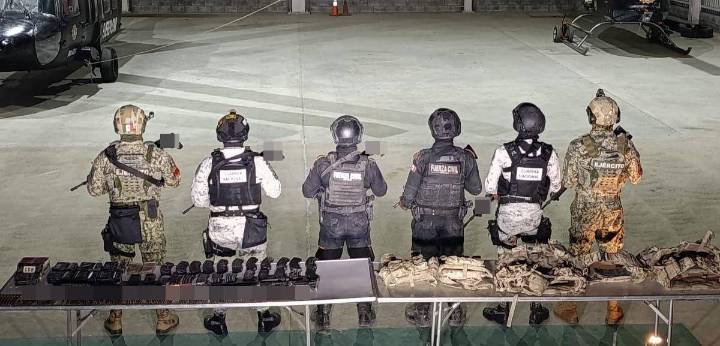 Equipo táctico y un arsenal es asegurado en Bustamante, Nuevo León