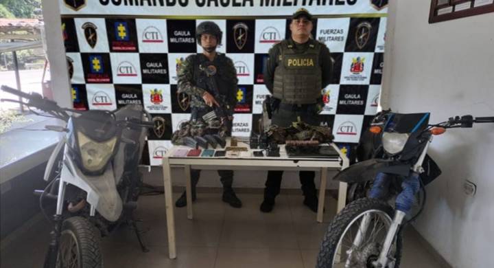 Tropas del Ejército incautan arsenal del Clan del Golfo en Zona Bananera Durante las diligencias de allanamiento fueron incautadas 4 libros contables y varias planillas con información de interés.