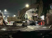 Evacúan a vecinos por crecimiento de socavón en Iztapalapa