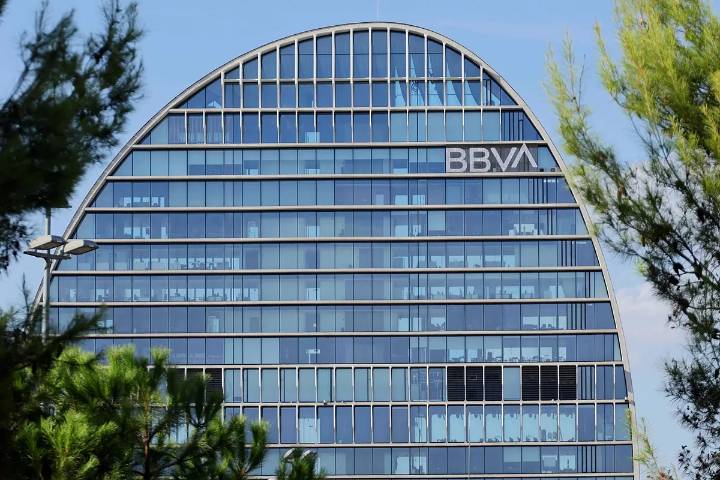 La CNMV aprueba la mejora de la oferta de BBVA en su OPA sobre Sabadell