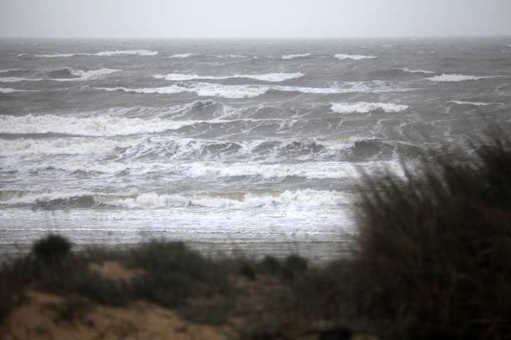 La Policía de Almonte alerta del peligro por "gran oleaje y corrientes" en las playas de Huelva a causa del huracán Gabrielle