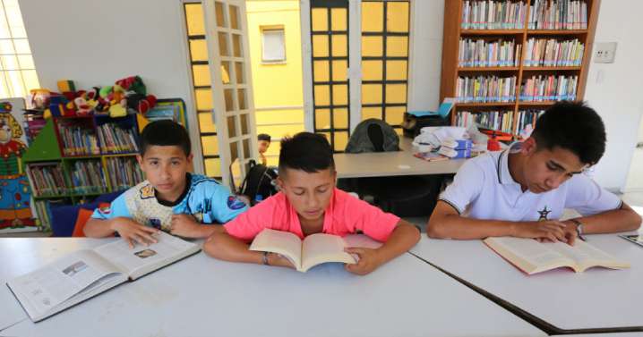 La Fundación que transforma vidas en barrio El Carmen (Manizales): jóvenes aprenden a leer y a hablar inglés