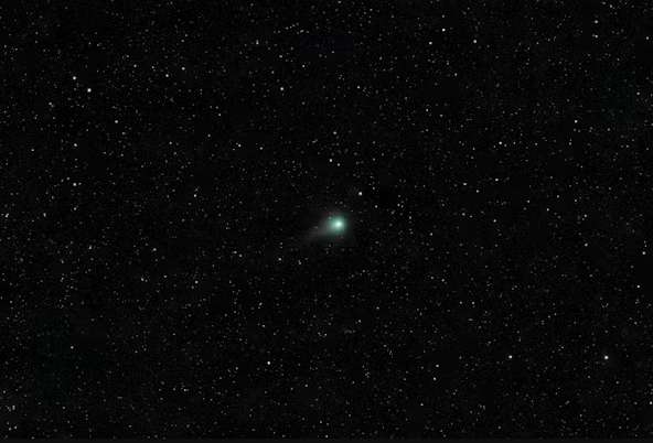 “Dos cometas recién descubiertos brillan en el cielo vespertino: espectáculos celestes que no te puedes perder”