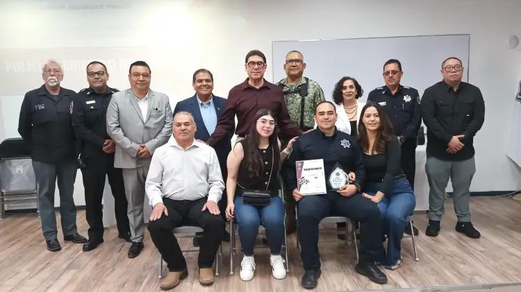 Reconocen a policía y bomberos del mes por su labor en Nogales