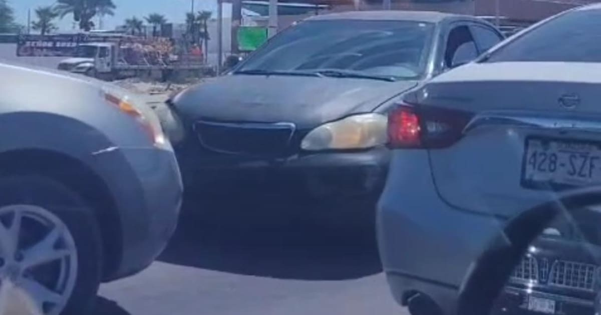 Carambola de cuatro vehículos en calzada Monterrey