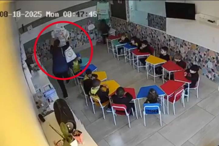 Maestra de Brasil agrede a alumno con libros; ahora enfrenta un proceso legal