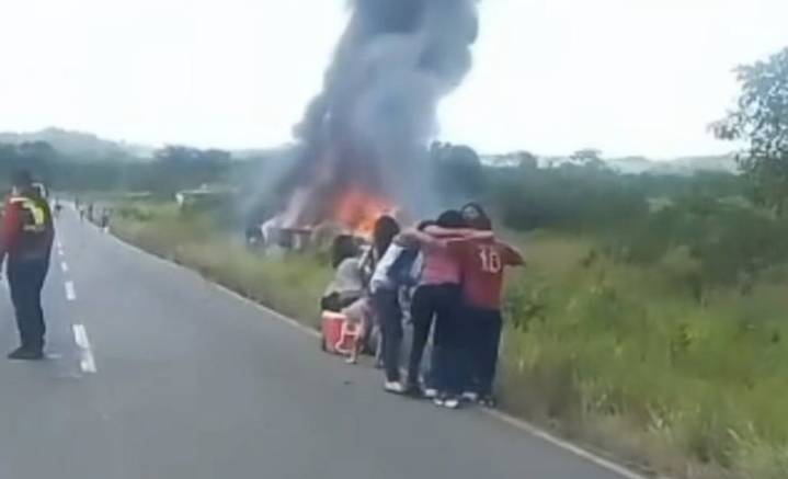 Bus se incendia con más de 20 pasajeros a bordo