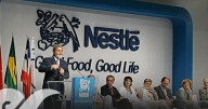 Despide Nestlé a consejero delegado por beneficiar a su amante