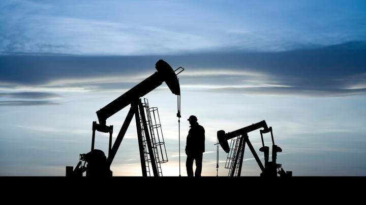 Oil companies slash jobs by the thousands as prices fall, tariffs rise