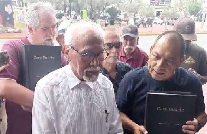 Entregó García Chávez escrito; exige juicio vs Duarte