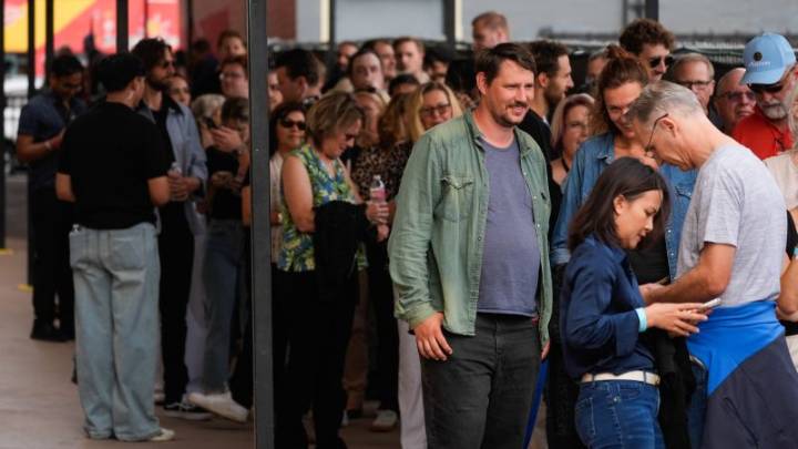 Jimmy Kimmel received massive standing ovation during return taping, attendees say