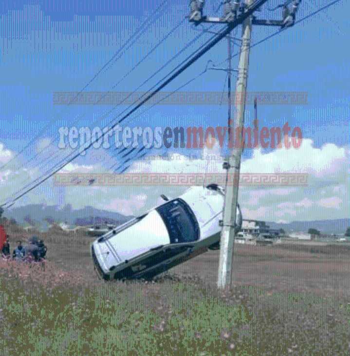 CAMIONETA QUEDÓ VOLANDO DE UN CABLE DEL POSTE DE LUZ AL SALIRSE DE LA CARRETERA DE SAN JOSÉ DEL RINCÓN
