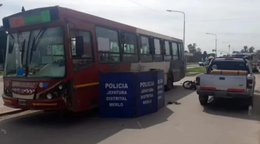Golpeó con la puerta de su auto a una mujer policía y fue arrollada por un colectivo en Merlo: la oficial murió