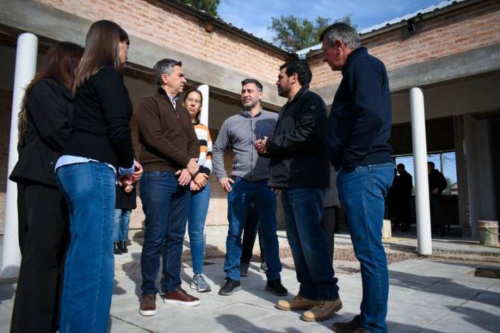Charata avanza con pavimento urbano y un nuevo edificio escolar