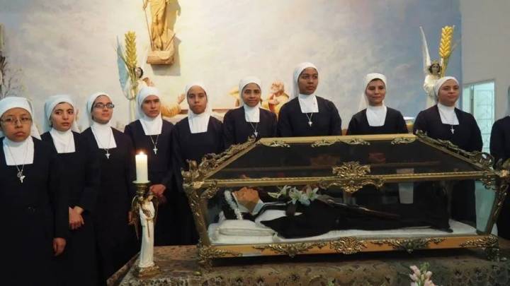 Un raro caso de lupus y una bebé nacida con cinco meses: Los milagros que podrían llevar a la madre María de San José al podio de los santos