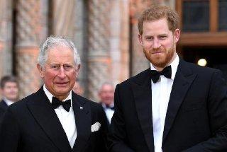 ¡Chismes Reales! El Príncipe Harry hace una sorpresiva visita a Clarence House para compartir té con el Rey Carlos III