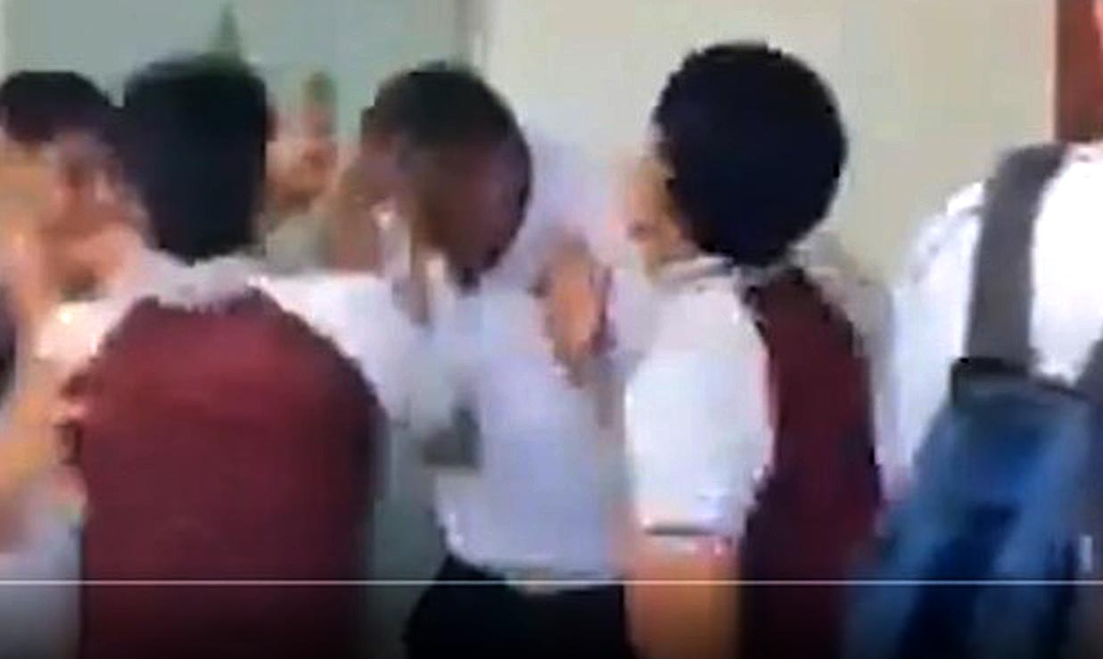 Alumnos propinan brutal golpiza a director de CETIS en Tamaulipas