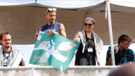 La flotilla del hazmerreír: el barco de Colau falla y cambian de embarcación