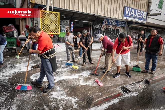 Comerciantes y Ayuntamiento realizan jornada de limpieza en Zona Centro