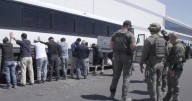 Corea del Sur ‘rescata’ a 300 trabajadores de Hyundai detenidos por el ICE en EU: Regresarán a su país