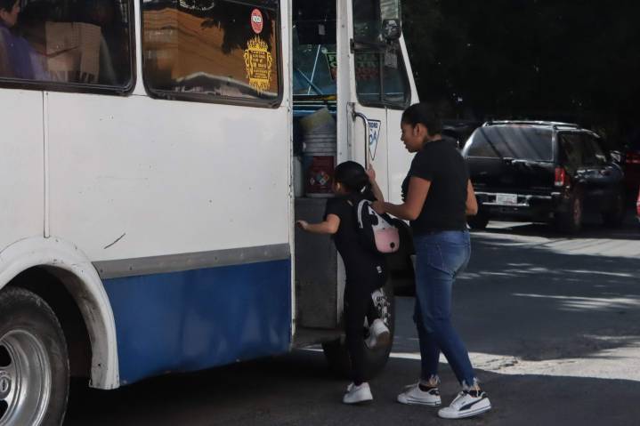 Tres sujetos con navajas asaltan a pasajeros y golpean al chófer de la ruta Azteca en el Paseo Bravo