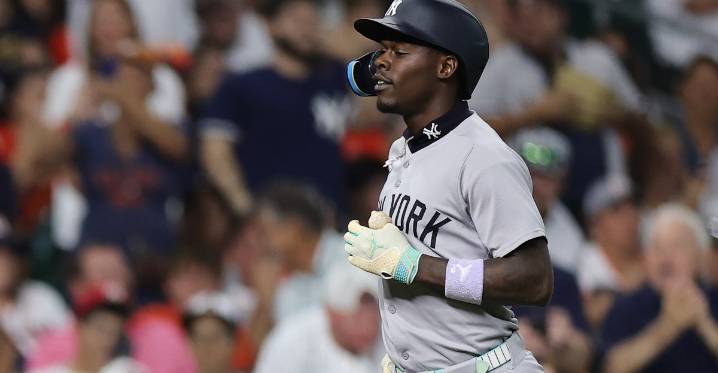 Jazz Chisholm Jr. injured, leaves Astros game with knee contusions