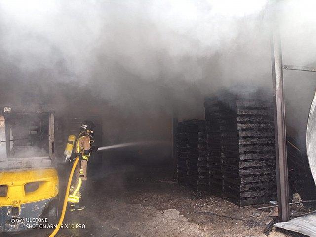 Bomberos han extinguido el incendio declarado en una fábrica de palés en Caravaca de la Cruz