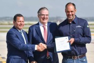 Marcelo Ebrard encabeza certificación de la aeronave mexicana Halcón II en el AIFA
