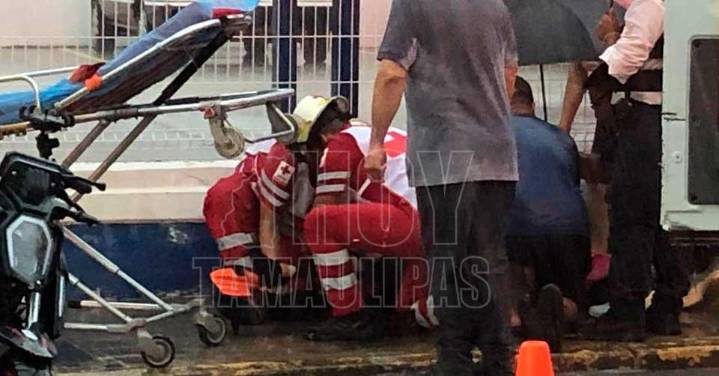 Mujer derrapó en moto y chocó con camioneta en Ciudad Victoria; resultó lesionada