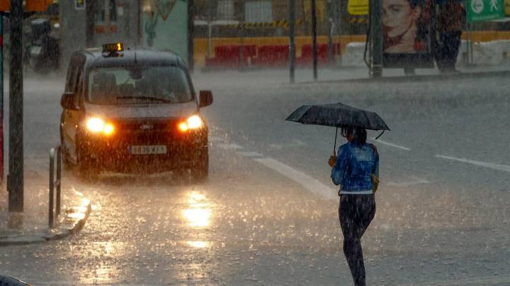 La AEMET activa la alerta roja por "lluvias torrenciales" ante la llegada de una borrasca "potencialmente peligrosa"