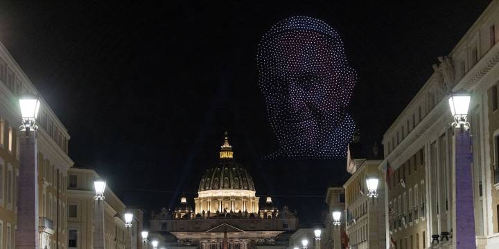 El emotivo homenaje al papa Francisco durante un concierto en el Vaticano: miles de drones fueron desplegados para formar su rostro
