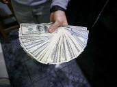 El dólar bajó a $1.385 y operadores dicen que el Tesoro aprovechó para realizar compras