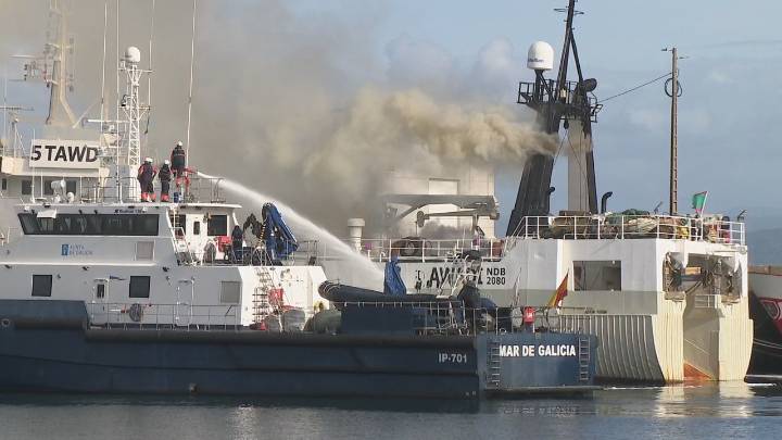 Continúan os traballos de extinción do lume nun pesqueiro en Ribeira, centrados en evitar o impacto ambiental