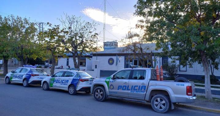 Heroico rescate en Roca: un policía entró a una casa en llamas y salvó a una mujer que estaba atrapada