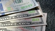 Dólar "se cansa" de caer luego de tocar fondo