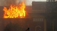 Nepal en llamas: manifestantes queman edificios del gobierno pese a renuncia del primer ministro