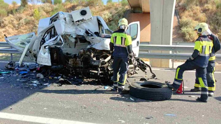 Brutal colisión en Navarra entre un camión y una furgoneta con un hombre de 33 años gravemente herido