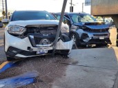 Omite luz roja y termina causando caos vial en La Cantera