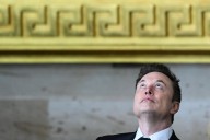 Elon Musk presume de riqueza y compra acciones de Tesla por 1.000 millones de dólares