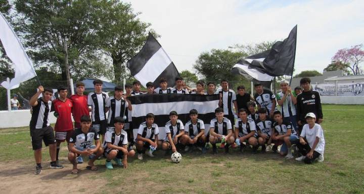 El club Unión de Colonia Elisa volvió a jugar de local en su cancha, inaugurada por el gobierno
