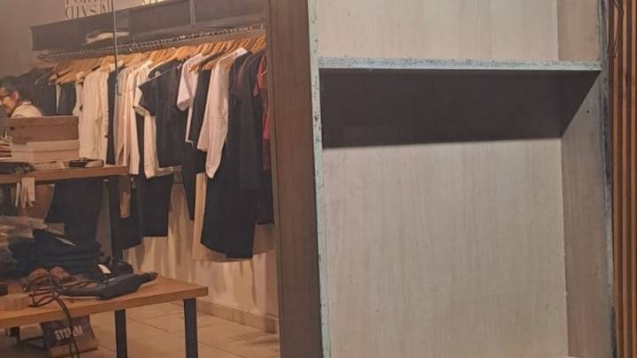 Rompió la vidriera, robó una camisa y escapó
