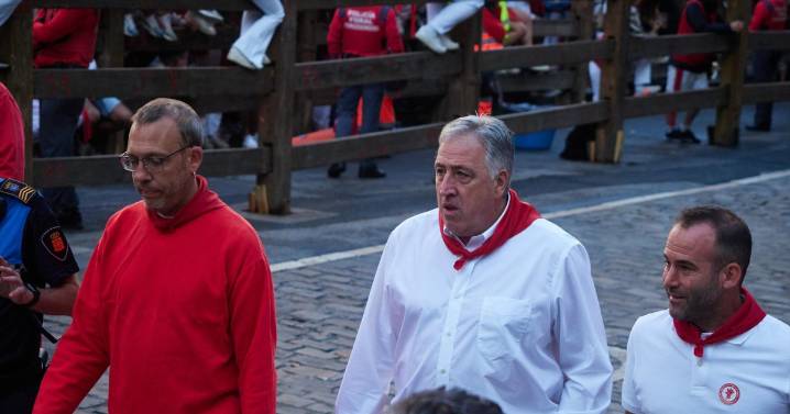 El alcalde de Pamplona, de Bildu, multa a un hombre por increparle pese a tildar de «represión política» esas sanciones