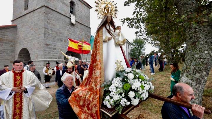 El Acebo derrocha fe entre las cenizas: los fieles acuden al santuario de Cangas del Narcea, asediado por los incendios este verano