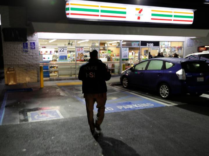 Sospechoso de robo se atrinchera en tienda 7